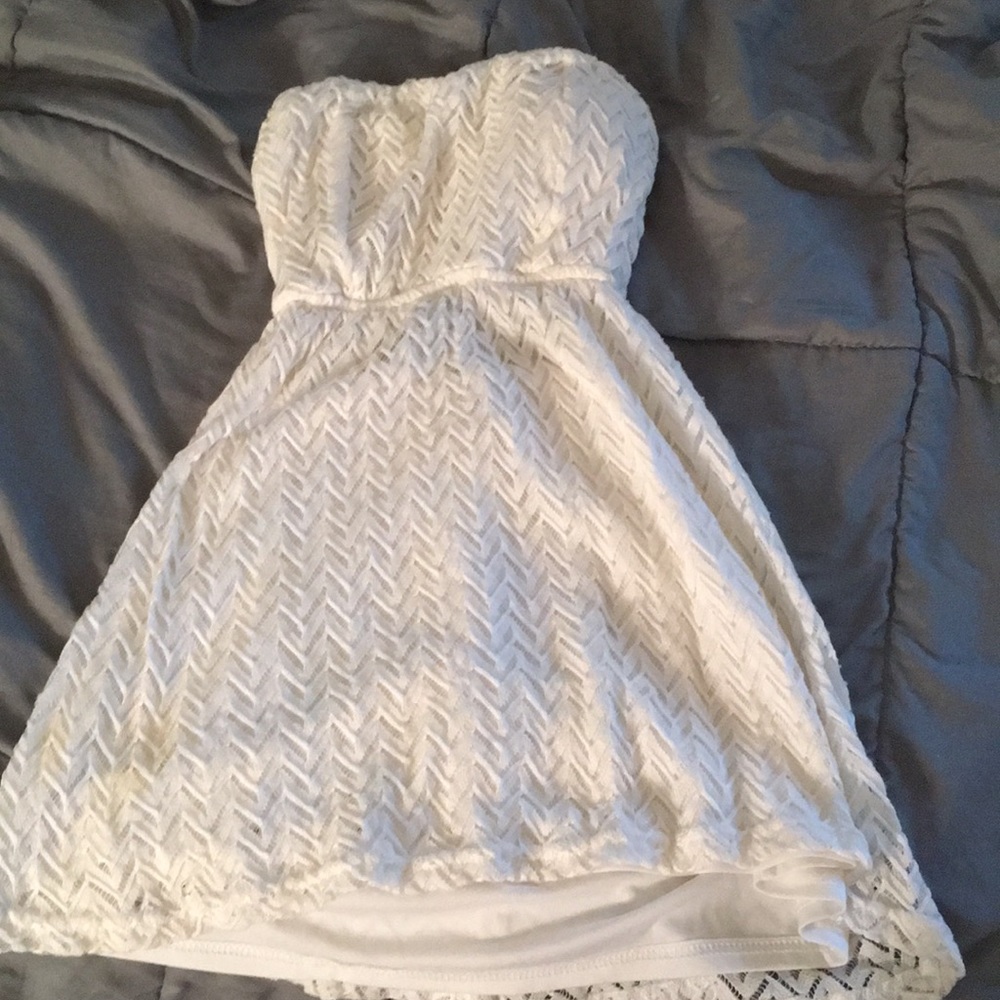 Short strapless cotton white dress.
